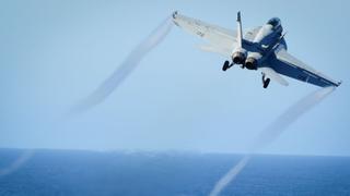 Dron reabastece de combustible un avión militar de EE.UU. en pleno vuelo [VIDEO]