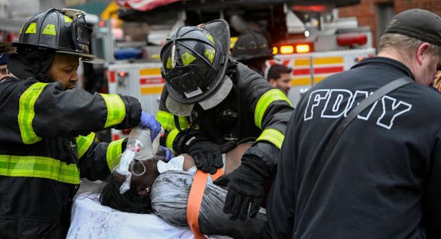El personal de emergencia del FDNY brinda asistencia médica mientras responden a un incendio en un edificio de apartamentos en el distrito del Bronx de la ciudad de Nueva York, EE.UU. (REUTERS / Lloyd Mitchell).