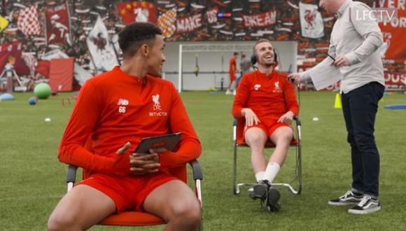 Jordan Henderson, Alexander-Arnold y el camarógrafo. (Foto: Facebook)