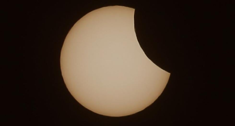 Un eclipse parcial de Sol en Europa. (Foto: EFE)