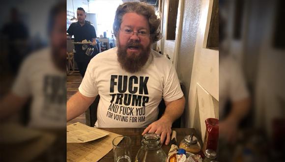 Andy Ternay relató en Facebook la forma en que partidarios de Donald Trump y sus opositores recibieron esta camiseta ofensiva hacia el mandatario de Estados Unidos en Texas. (Facebook)