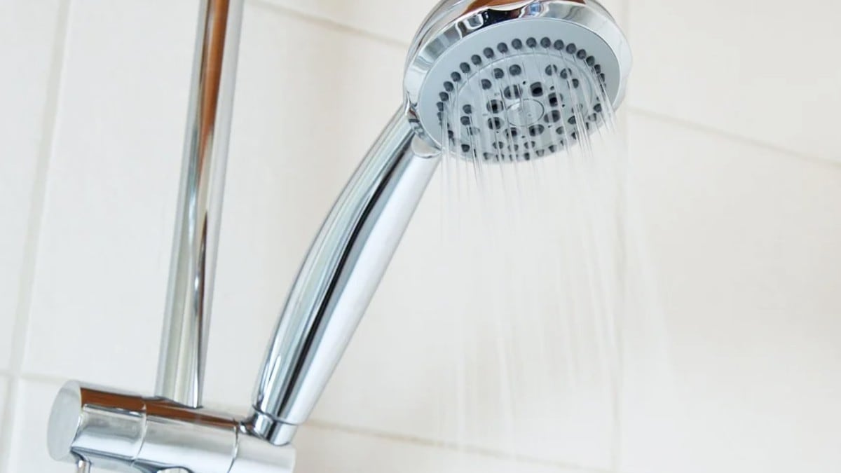 El método más rápido para limpiar la mampara de la ducha sin esfuerzo -  VÍDEO