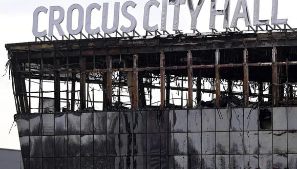 La sala de conciertos Crocus City Hall incendiada en Krasnogorsk, en las afueras de Moscú, el 26 de marzo de 2024. (Foto de NATALIA KOLESNIKOVA / AFP)