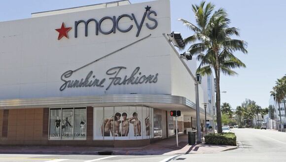 Las tiendas de ropa en general entran dentro del rubro "no esenciales" y permanecen cerradas por la pandemia del coronavirus en Miami, Florida. (Foto: AP)