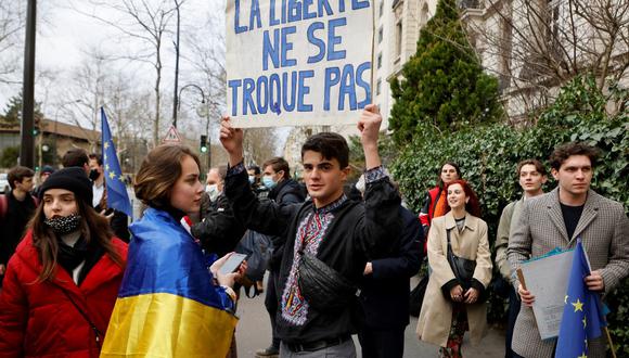 "La libertad no se negocia", dice una pancarta exhibida durante una manifestación frente a la embajada rusa en París en febrero, en plena escalada de tensión por la situación en Ucrania.