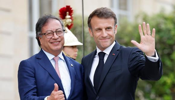 El presidente francés, Emmanuel Macron, saluda al presidente colombiano, Gustavo Petro, antes de su reunión en el Palacio del Elíseo, en París, el 22 de junio de 2023. (Foto de Ludovic MARIN / AFP)