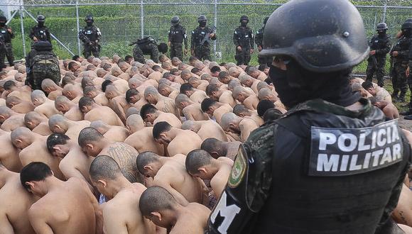 Miembros de la Policía Militar de Orden Público (PMOP) custodiando a internos durante un operativo en la Penitenciaría Nacional El Pozo en Ilama, Departamento de Santa Bárbara, Honduras, el 29 de junio de 2023. (Foto de Handout / AFP)