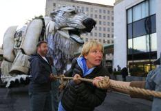 Greenpeace instala un oso polar gigante ante Shell por perforación en Ártico