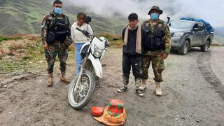 Ayacucho: agentes PNP detienen a cuatro sujetos que transportaban droga en motos | VIDEO