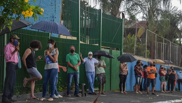 Un grupo de residentes de la ciudad de Serrana, ubicada a unos 323 km de Sao Paulo, en Brasil, hacen fila para recibir la vacuna Coronavac contra COVID-19 el pasado 17 de febrero de 2021, como parte de un estudio clínico sin precedentes para analizar el impacto de la inoculación. (Foto de NELSON ALMEIDA / AFP).