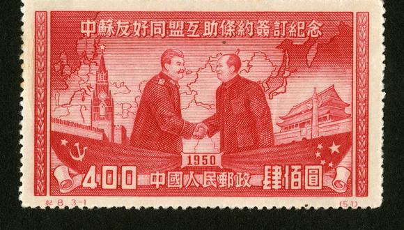 Joseph Stalin y Mao Zedong se dan la mano en un sello chino de 1950, que conmemora la ejecución del Tratado chino-soviético de amistad, alianza y asistencia mutua de 1950. (Foto de dominio público)