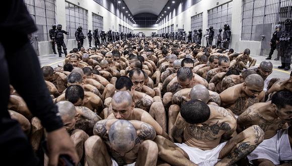 La segunda llegada de reclusos pertenecientes a las pandillas MS-13 y 18 a la nueva prisión "Centro de Internamiento de Terroristas" (CECOT) en Tecoluca, 74 km al sureste de San Salvador, el 15 de marzo. 2023. (Foto de Prensa de El Salvador / AFP)