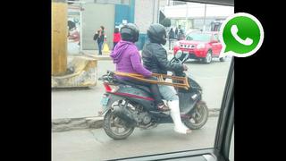 Motociclista conduce por Lima pese a tener una pierna enyesada