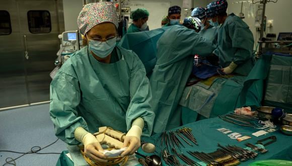 Nurse Juana Palomera prepares the surgical instruments for a heart transplant at an operating theatre in Puerta de Hierro University Hospital in Majadahonda, near Madrid, . (Photo by JAVIER SORIANO / AFP)