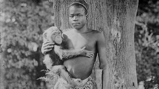 El adolescente exhibido en una jaula de monos en EE.UU. y las disculpas “incompletas” más de un siglo después 