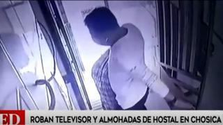 Chosica: tras hacerse pasar como cliente, sujeto se robó un televisor y dos almohadas de un hospedaje | VIDEO 