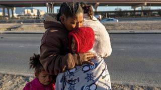 “La gente está desesperada”: La ciudad de la frontera de EE.UU. “desbordada” de migrantes