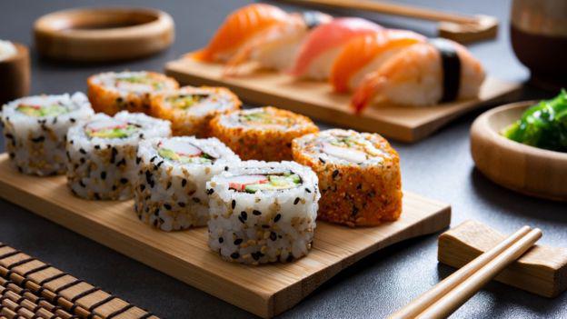 El NHS considera seguro ingerir el pescado crudo en platos como el sushi pues, dicen, la mayoría está hecho con "peces de cultivo". (Foto: Getty)