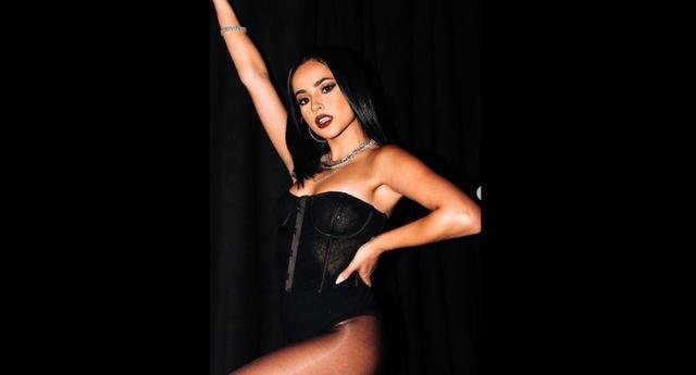 Becky G lució varios looks muy sexys y este fue uno de ellos. La cantante uso un corsé entallado y una malla de color negro. Asimismo, llevó diversos collares en color plata, un maquillaje de sombras tierra y un labial en tono marrón. (Foto: Instagram/ @BeckyG)