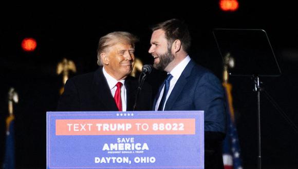 El expresidente de Estados Unidos, Donald Trump, da la bienvenida al candidato epublicano al Senado por Ohio, J.D. Vance, en el escenario durante un mitin de campaña. (Foto de Megan JELINGER / AFP).