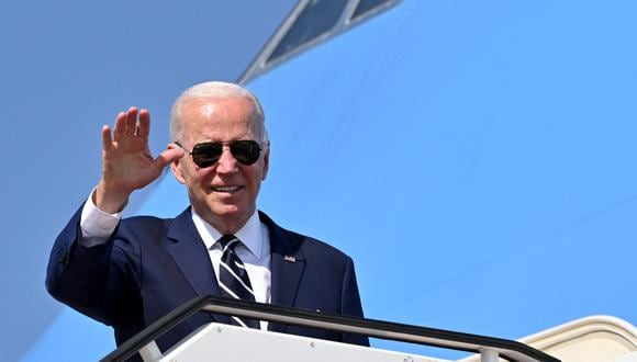 El presidente de los Estados Unidos, Joe Biden, saluda antes de abordar el Air Force One para salir del aeropuerto Ben Gurion de Israel el 15 de julio de 2022. (Foto: MANDEL NGAN / AFP)