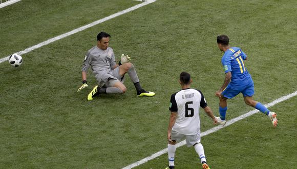 Philippe Coutinho se volvió el héroe de Brasil en el partido ante Costa Rica por Rusia 2018 El crack de la canarinha llegó desde atrás y sacó un remate que pasó entre las piernas de Keylor Navas. (Foto: AFP)
