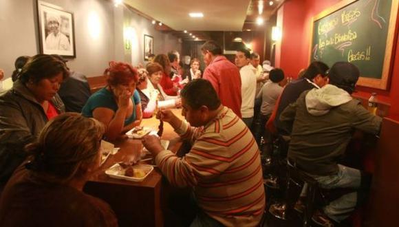 Peruanos destinan un 33,2% de sus gastos a comer fuera de casa