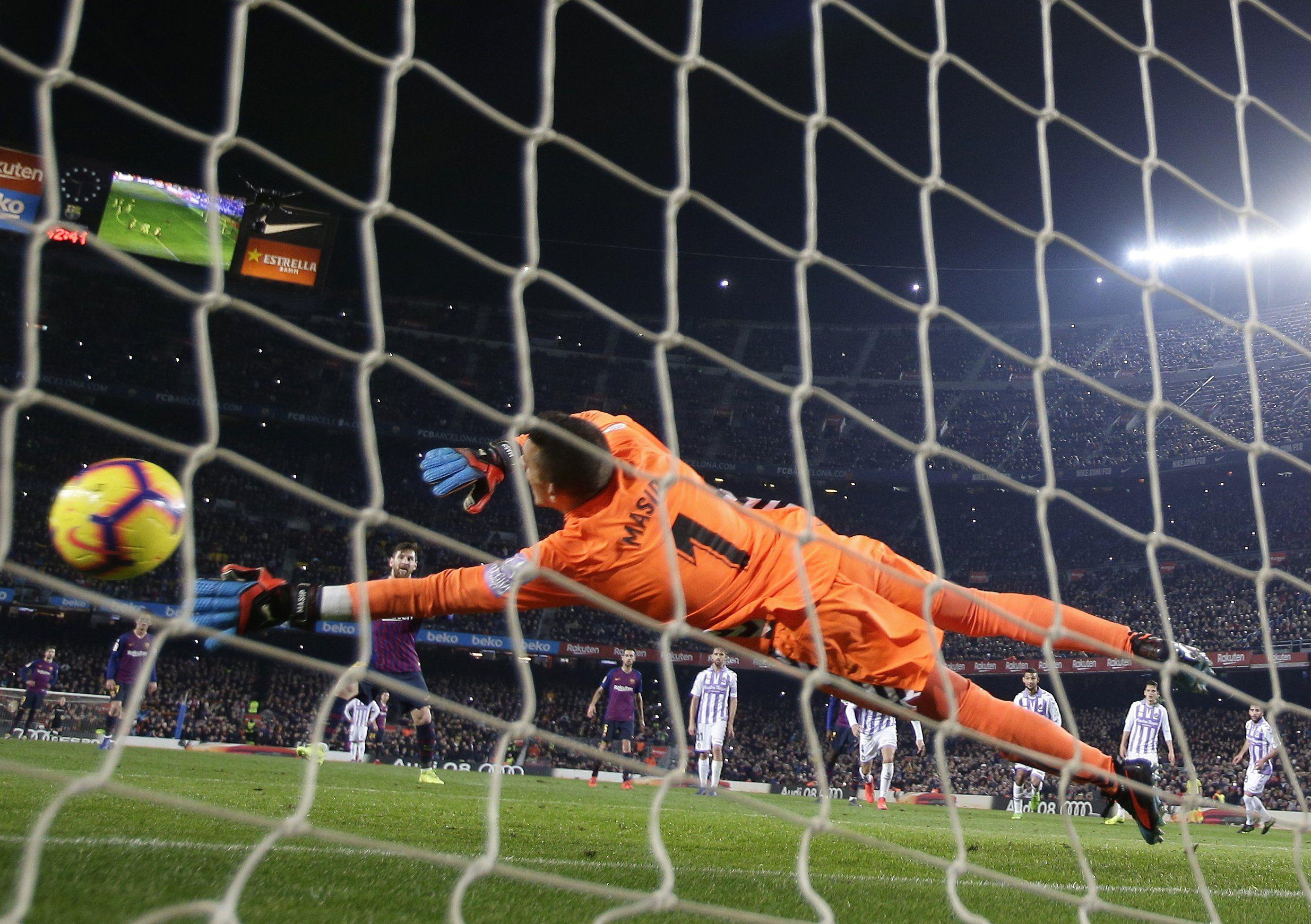 Barcelona vs. Valladolid: mira el gol de Messi para el 1-0 tras polémico penal a Piqué. (Foto: AP)