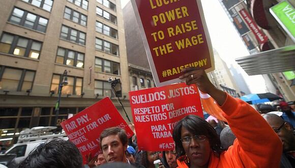 Imagen de archivo muestra manifestación en 2014 de trabajadores que cobran el salario mínimo por su trabajo en Nueva York. (Foto: AFP)