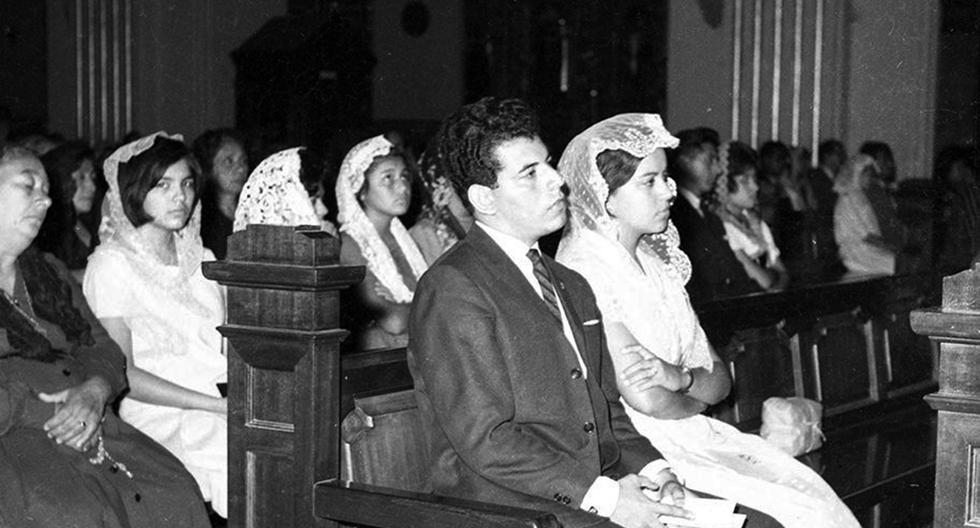 Una imagen de 14 de febrero de 1964, en que se observa la "Misa de los Enamorados" en la iglesia San Pedro, en el centro de Lima. (Foto: GEC Archivo Histórico).