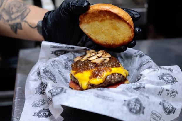 Made up of angus beef, brioche bread, tartar, glazed onion, mushrooms, double cheddar and tomato;  the Glazed hamburger is one of the favorites of La 22 Sanguchería.