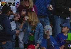 MLB: Espectador captura balón con vaso de cerveza (VIDEO)