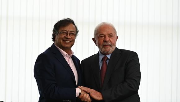 El recién posesionado presidente de Brasil, Luiz Inacio Lula da Silva (der.), posa junto al presidente de Colombia, Gustavo Petro (i), durante reunión bilateral, en el Palacio de Itamaraty en Brasília (Brasil).