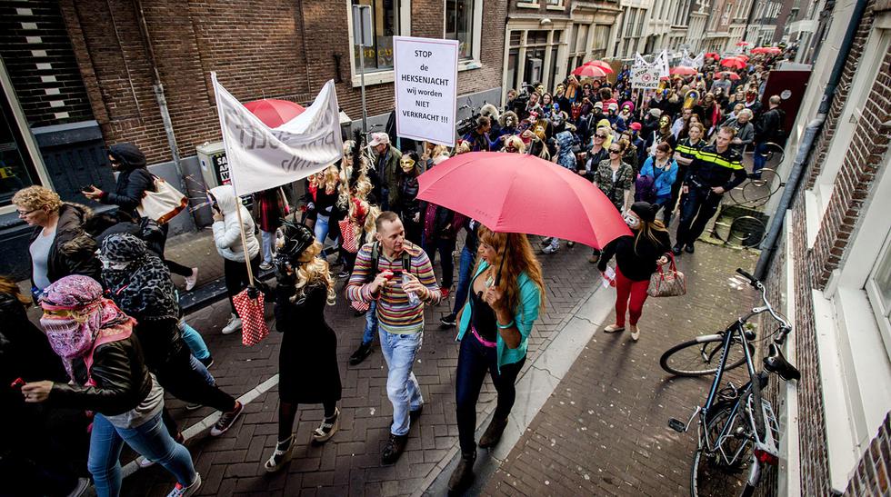 Prostitutas de Amsterdam protestan contra el cierre de vitrinas MUNDO EL COMERCIO PERÚ