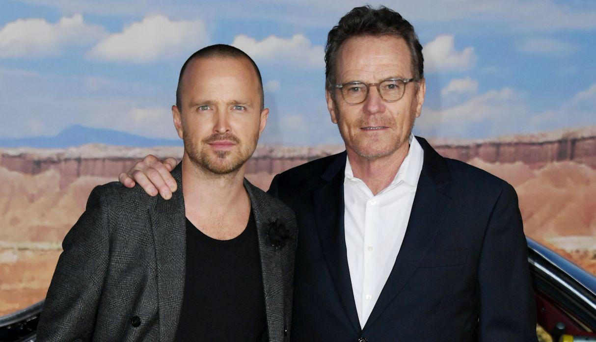 ‘Walter White’ y ‘Jesse Pinkman’ se reencontraron en el avant premiere de “El Camino”. (Fotos: AFP)