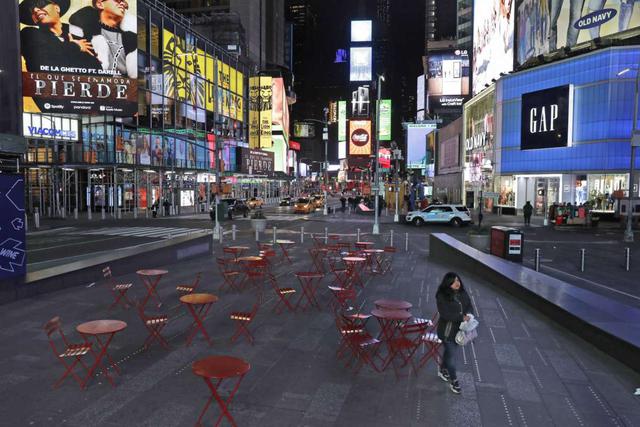Mesas desocupadas en uno de los puntos neurálgicos de Time Square en foto del 16 de marzo del 2020. Normalmente sentarse en una de esas mesas es una lotería, pero desde hace días que casi no hay gente en las calles de Nueva York debido al coronavirus. (Foto: AP´)