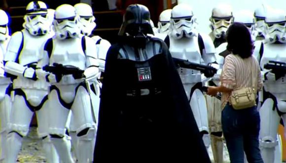 Darth Vader y soldados imperiales asustan a ciudadanos [VIDEO]
