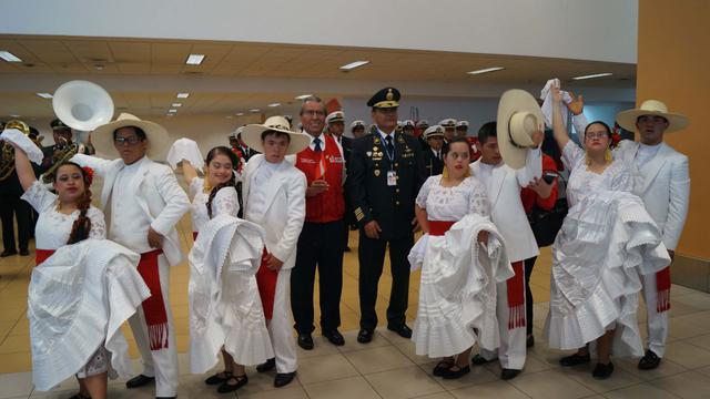 Jóvenes con habilidades especiales reciben a turistas en el aeropuerto Jorge Chávez