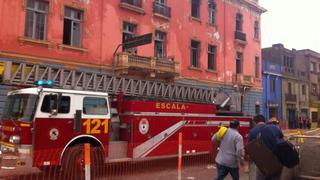 Plaza Dos de Mayo: todavía arden las brasas en casona dañada