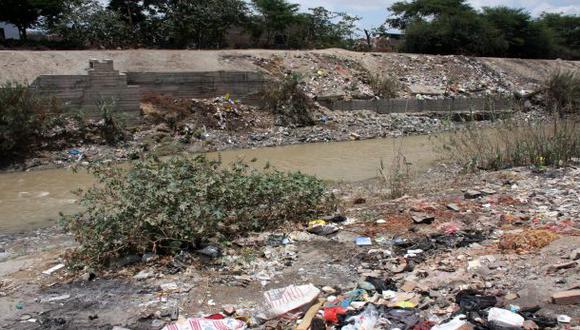 Peligro por falta de defensas y acumulación de basura en río