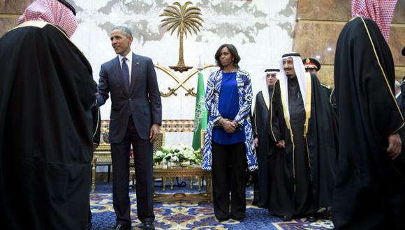 Michelle Obama en el saludo protocolar junto al presidente de EE.UU. y el flamante rey saud&iacute; Salman. (AP)