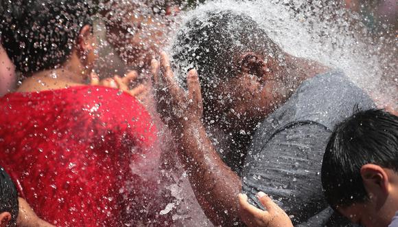 El mes de julio estuvo principalmente marcado por la ola de calor corta pero muy intensa en Europa. En la imagen, unos niños se refrescan en París. (Foto: AFP)