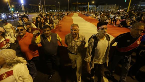 Manifestantes marchan por las calles de Lima hasta la sede del Ministerio Público. (Foto: Alonso Chero / El Comercio)