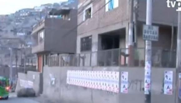 La reja instalada en la Av. Saúl Cantoral en San Juan de Lurigancho obliga a los vecinos a caminar al lado de la pista. (Captura: TV Perú)