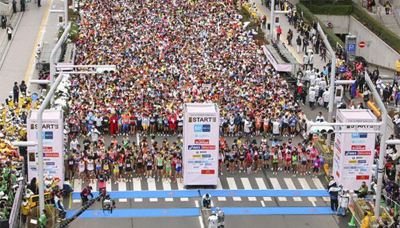 La competencia llegó a reunir a 36 mil competidores. incluyendo extranjeros. El keniata Dickson Chumba logró el primer lugar con  2h19:51.