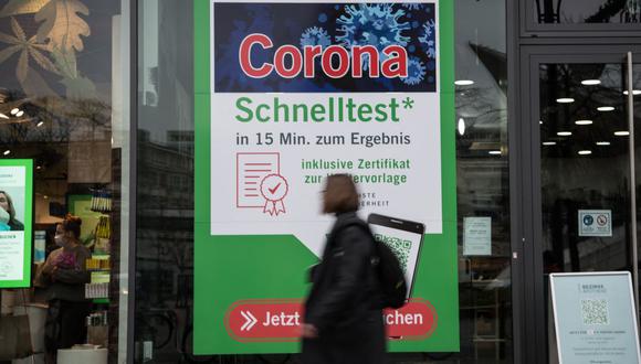 Una transeúnte camina frente a una estación de prueba de coronavirus Covid-19, el 17 de noviembre de 2021 en Berlín, Alemania. (STEFANIE LOOS / AFP).