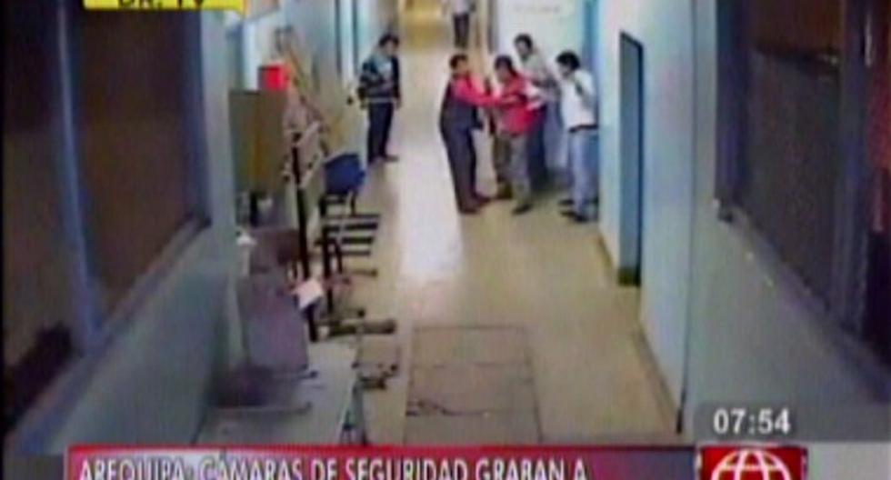 Trabajadores arman escándalo en hospital. (Foto: Captura América noticias)