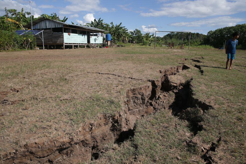 "Queremos que nos trasladen a otra parte. La tierra acá está partida”, reclama Eljiba Peña, una vecina de Seis de Enero que vivía con su madre, de 84 años. Ahora la tragedia las ha separado. (Foto: Alonso Chero / El Comercio).