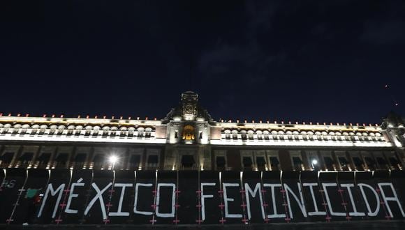 Fotografía de la frase "México feminicida" escrita por colectivos feministas en una valla frente al Palacio Nacional, en Ciudad de México. (EFE/ Sashenka Gutiérrez).