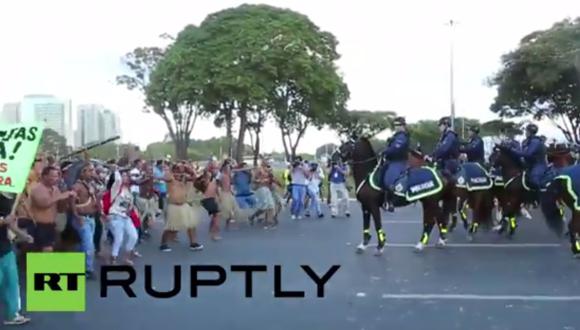 Brasil: indígenas con arcos y flechas se enfrentaron a policías